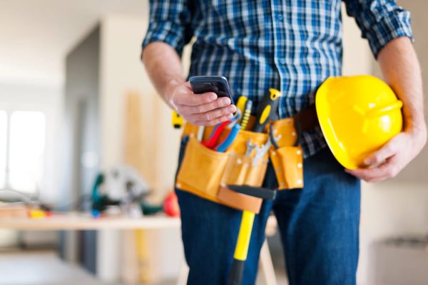 close-up-construction-worker-with-mobile-phone